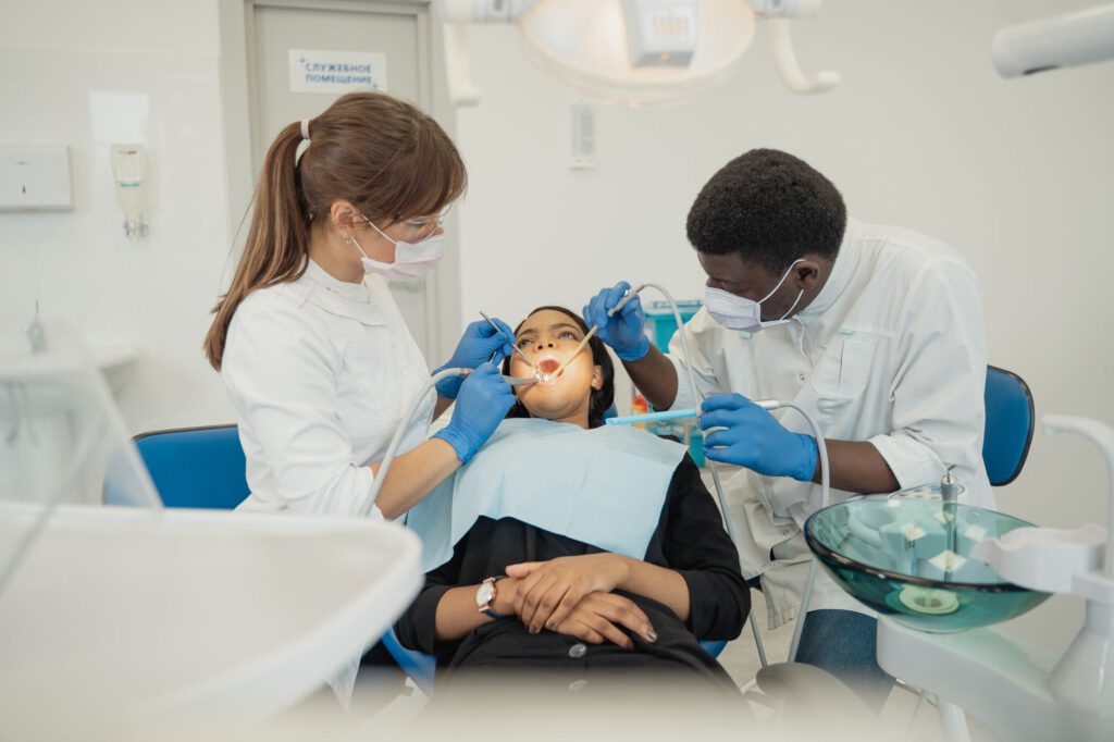 Tandarts en assistente behandelen een patiënte
